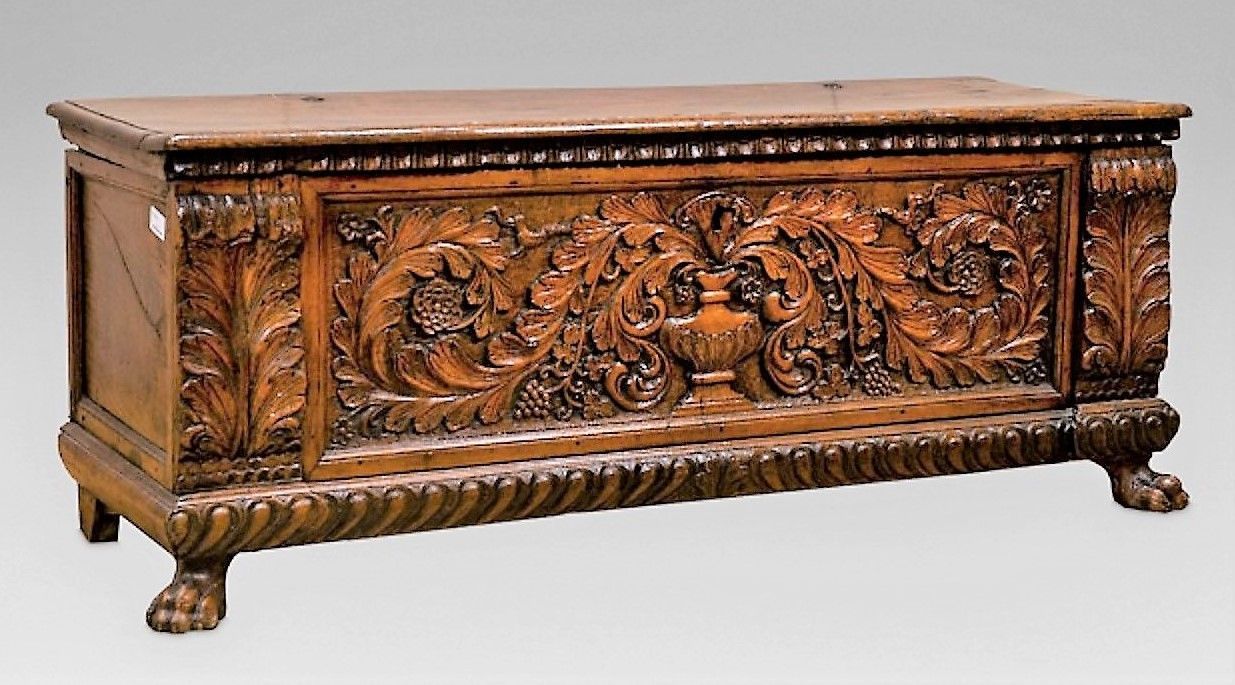 Noble chest from the late 16th century in carved walnut (SOLD)